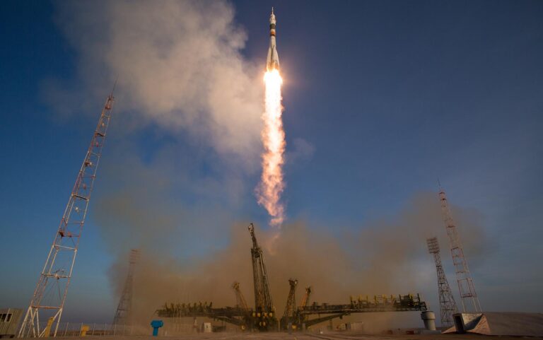 Expedition 46 Launch NHQ2015121500231 768x481