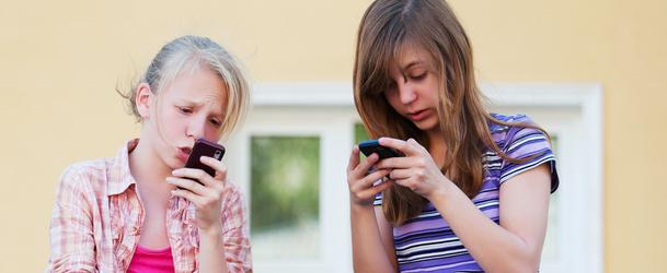 Kids20on20mobile20phones1