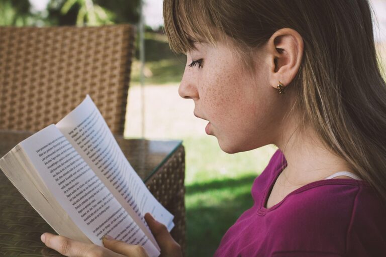 girlreading1 768x512